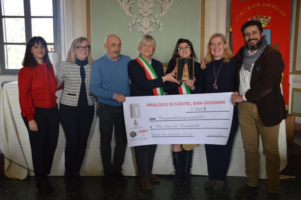 La consegna ufficiale della donazione, presenti i rappresentanti delle Amministrazioni e delle Proloco comunali