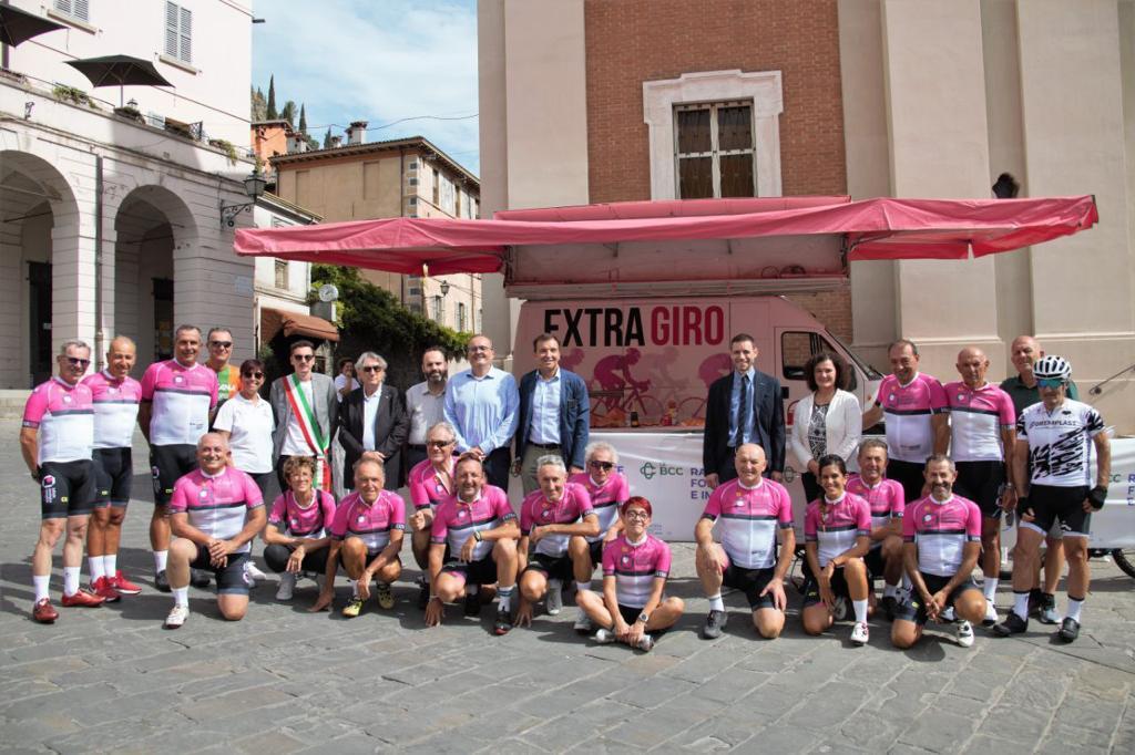 foto del gruppo dei tredici ciclisti nel centro storico di Brisighella