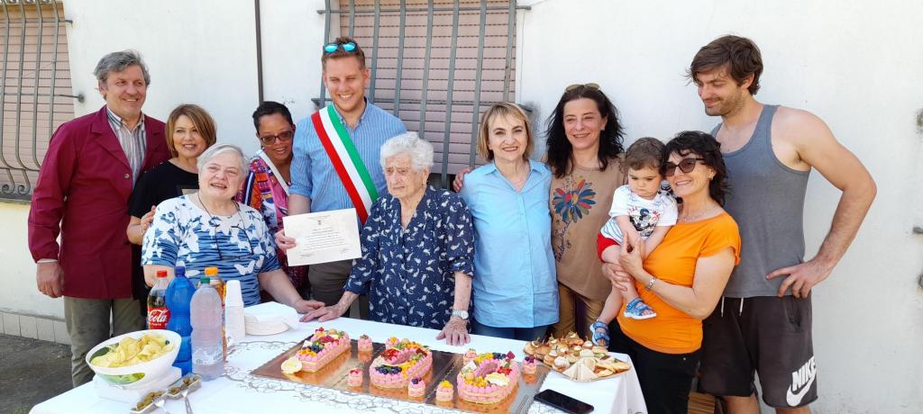 Giulia Loreti con la famiglia e il Sindaco Della Godenza