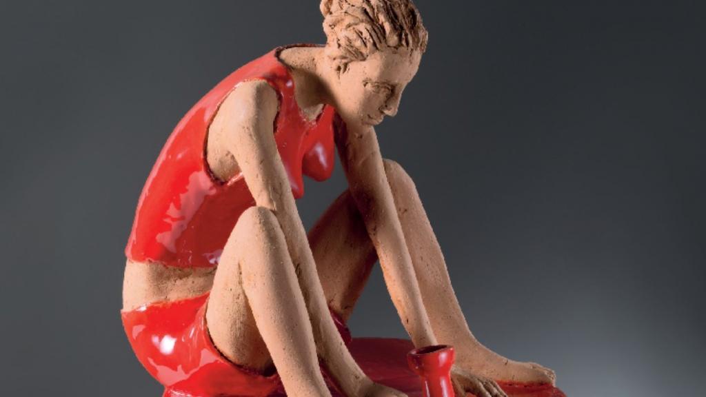 Scultura di Alberto Mingotti raffigurante un giovane donna seduta