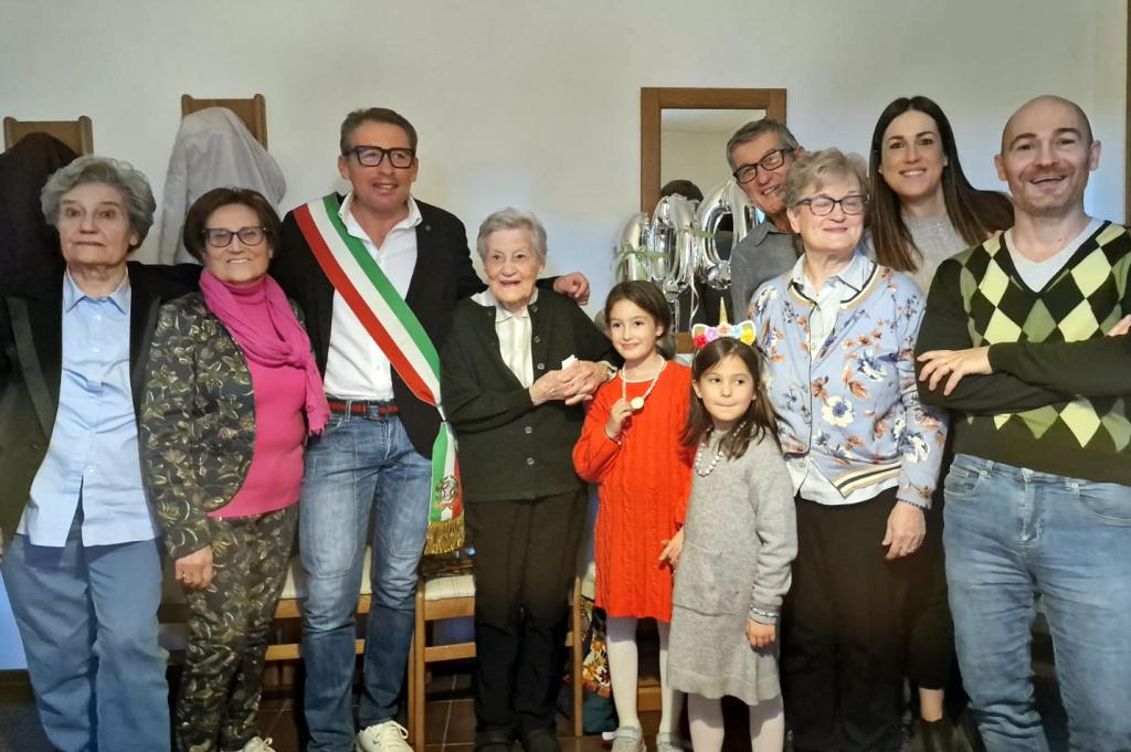 L'Assessore Bosi, in rappresentanza dell'Amministrazione comunale, assieme alla centeranria Maria Merendi e ai suoi familiari