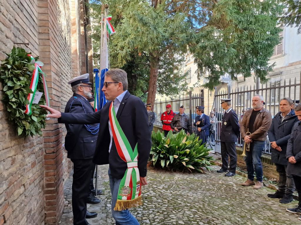 L'Assessore Bosi, dopo la collocazione della corona d'alloro all'esterno della chiesa di San Bartolomeo, rende omaggio ai Caduti della Prima Guerra Mondiale