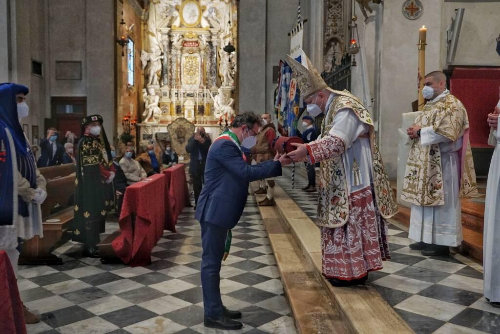 Foto dell'edizione 2011 del Palio dove il sindaco consegna il cero al vescovo