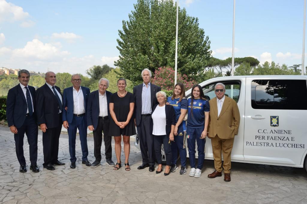 L'Assessore allo sport, Martina Laghi, con Olimpia Randi e Gianni Morsiani in rappresentanza della C.A Lotta Faenza-Palestra Lucchesi ricevono ufficialmente il dono del veicolo nella sede del Circolo canottieri Aniene di Romal