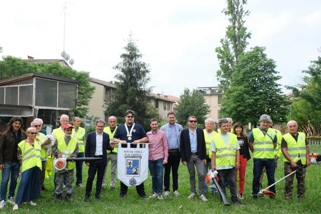 FAENZA.-Donazione-Round-Table