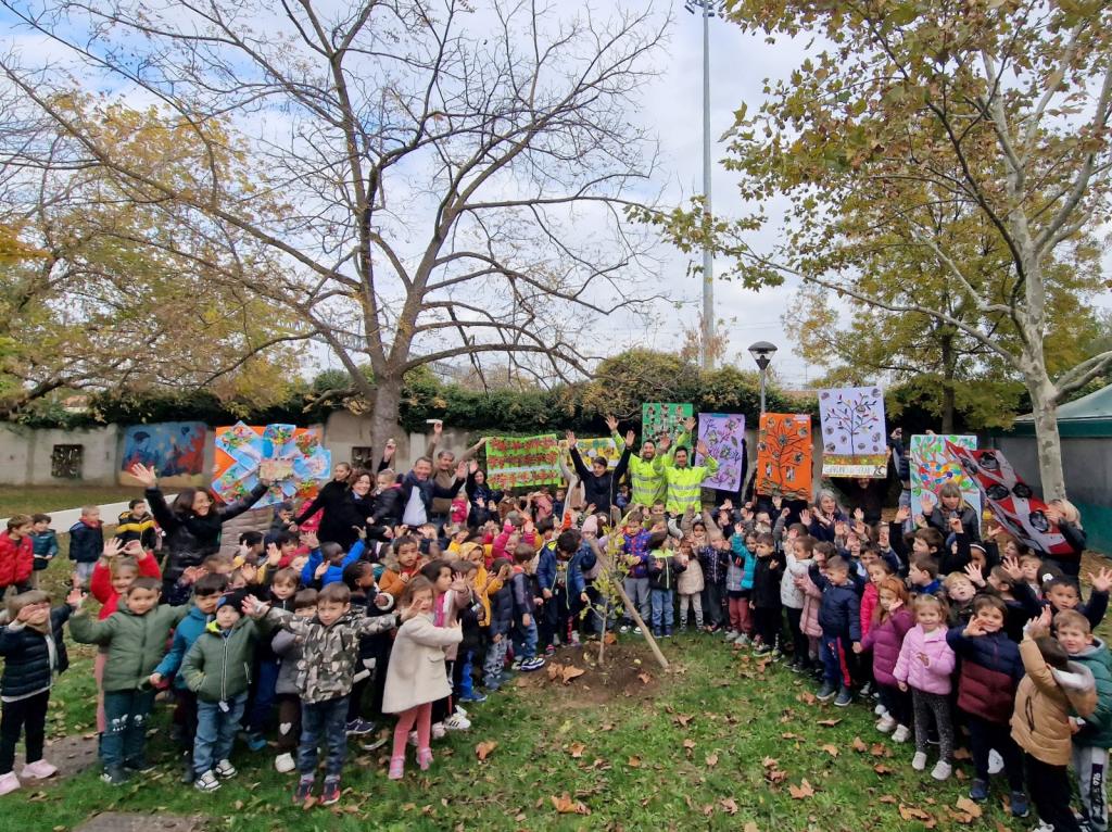 I bambini della scuola primaria "Il giardino dei sogni" riuniti attorno al nuovo albero messo a dimora