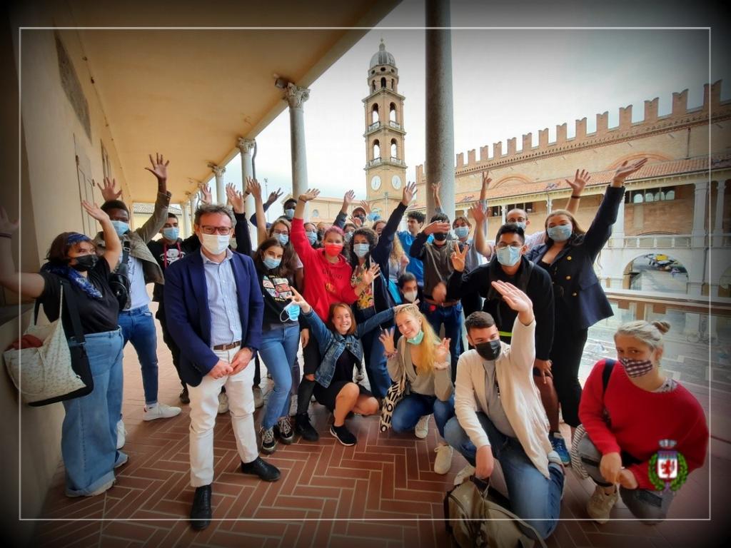 FAENZA.-I-ragazzi-dell-Erasmus-in-visita-a-Palazzo-Manfredi