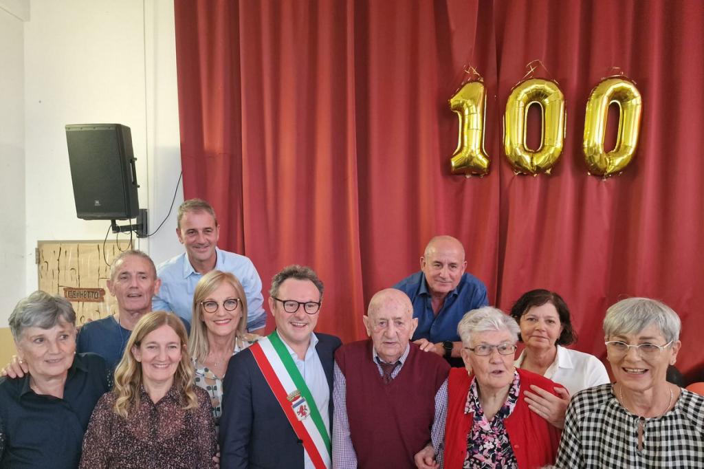 Il sindaco, Massimo Isola, con Giovanni Zama e i suoi familiani nel giorno de suo centesimo anniversario