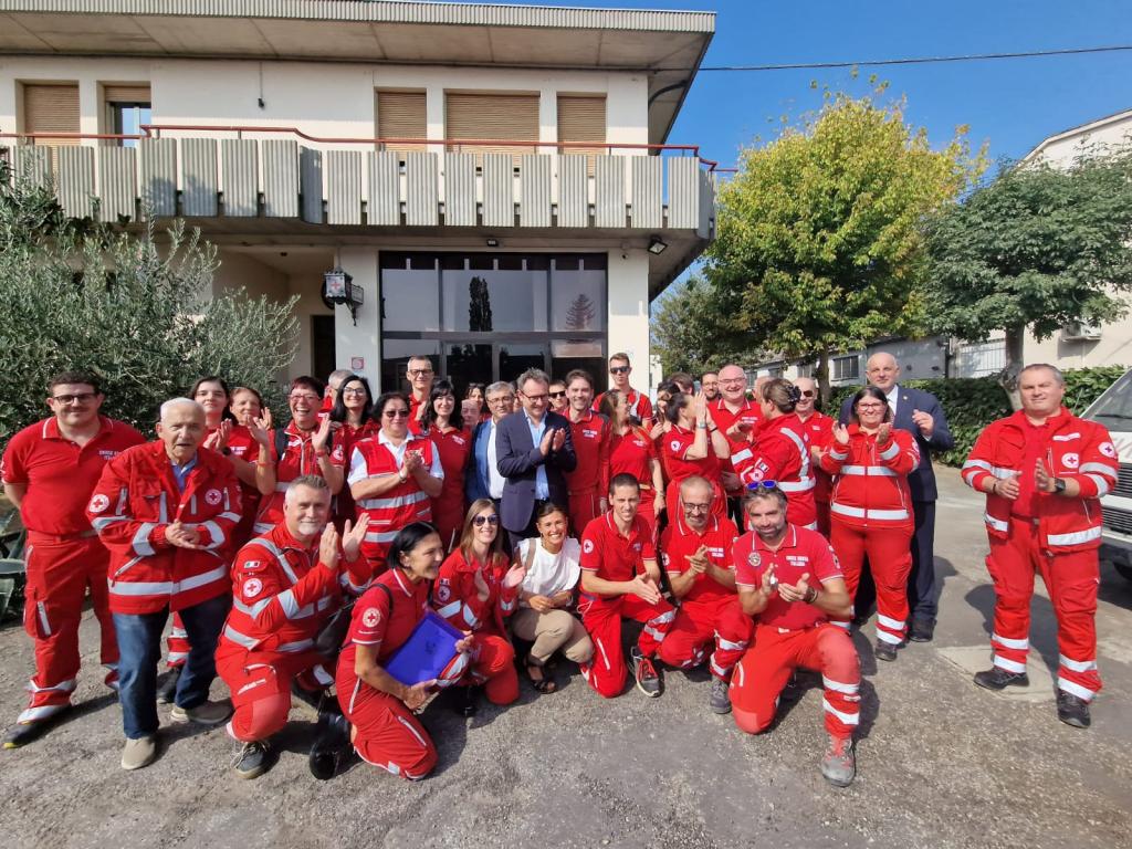 Il sindaco di Faenza, Massimo Isola, ed il presidente della Croce Rossa Nazionale, Rosario Valastro, nella foto di gruppo con i volontari della sezione faentina della Croce Rossa