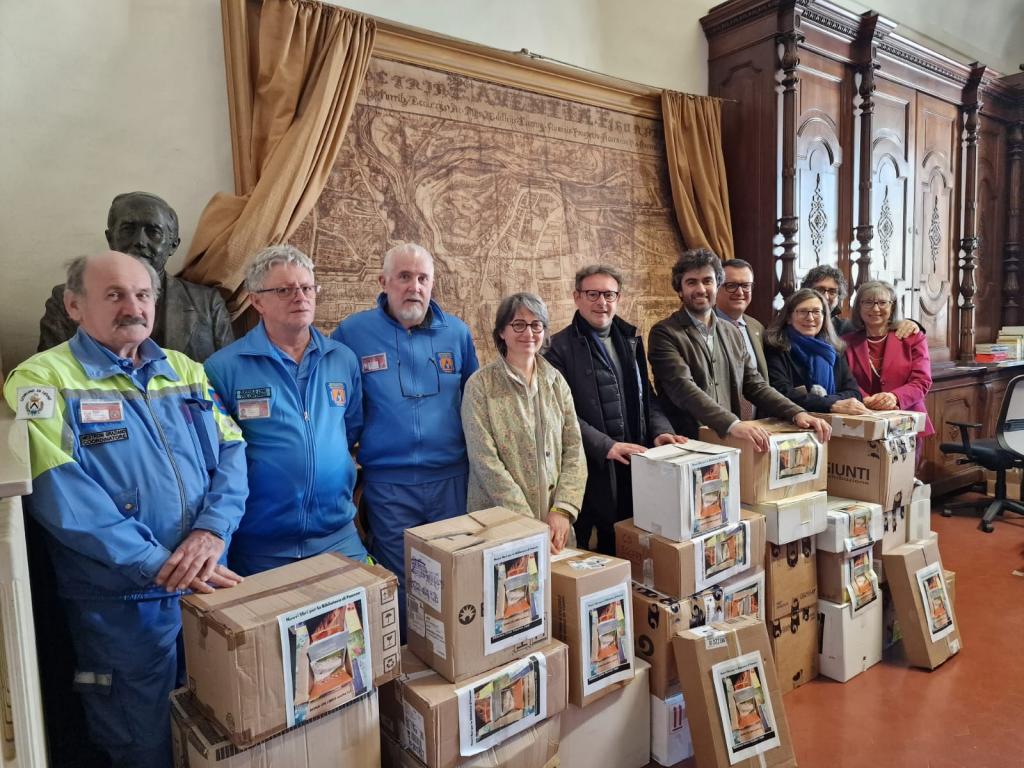 La consegna dei libri da parte dei rappresentanti del Sistema bibliotecario del Friuli e delle Librerie Giunti alla direttice della Manfrediana alla presenza del Sindaco e del direttore del Museo Carlo Zauli