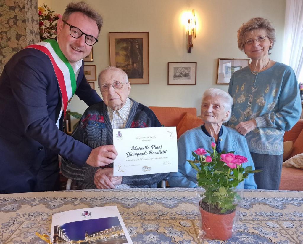 Il sindaco Massimo Isola con Marcella Piani e a Giampaolo Baschetti che festeggiano i 70 anni di matrimonio