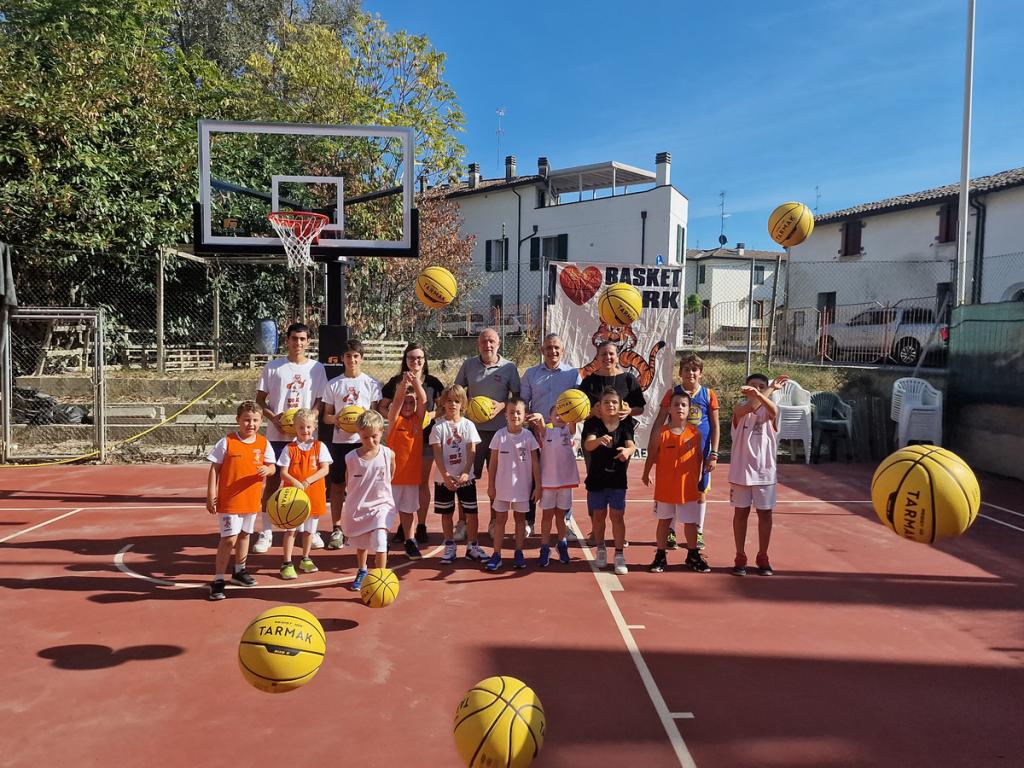 FAENZA.-Nuovi-canestri-per-il-campo-da-basket-alluvionato-di-via-Silvio-Pellico