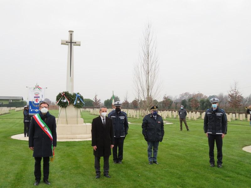 Omaggio ai caduti, presso il Commonwealth War Cemetery, in via Santa Lucia a Faenza