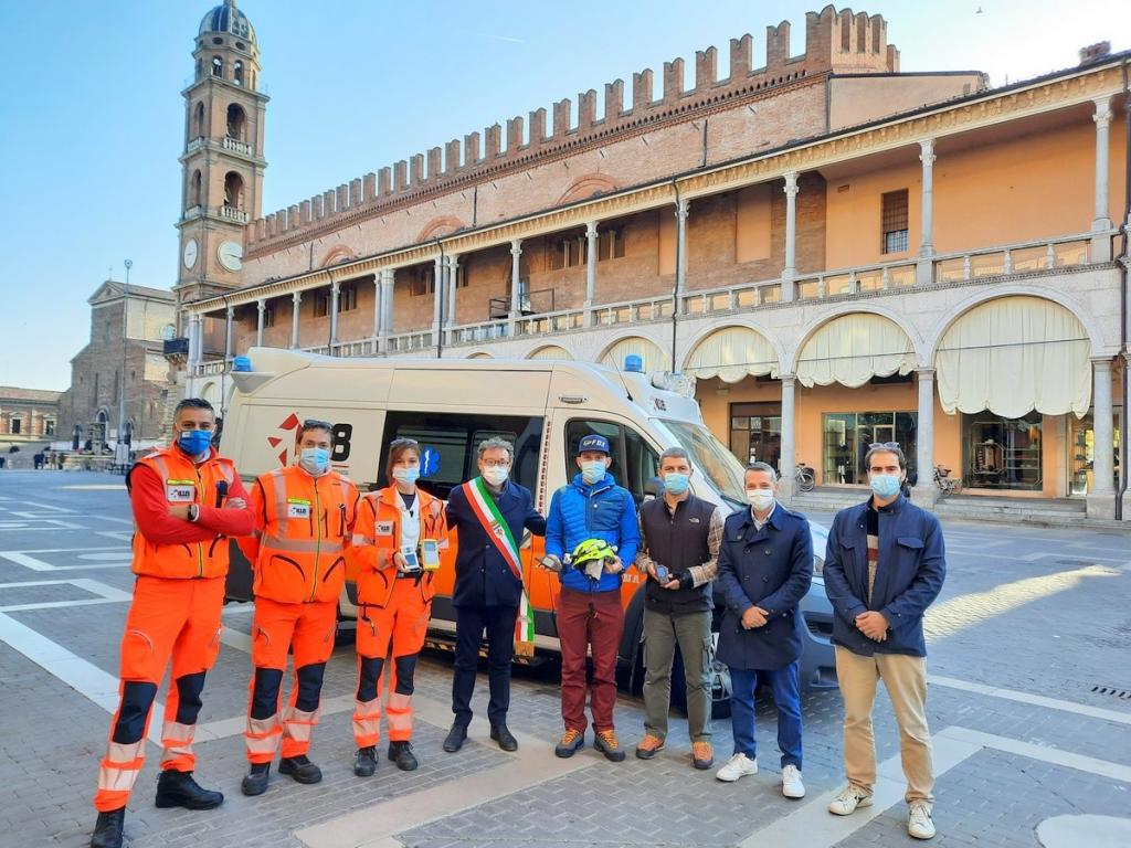 Gli escursionisti donano le attrezzature al 118 alla presenza di Sindaco e Presidente del Consiglio Comunale