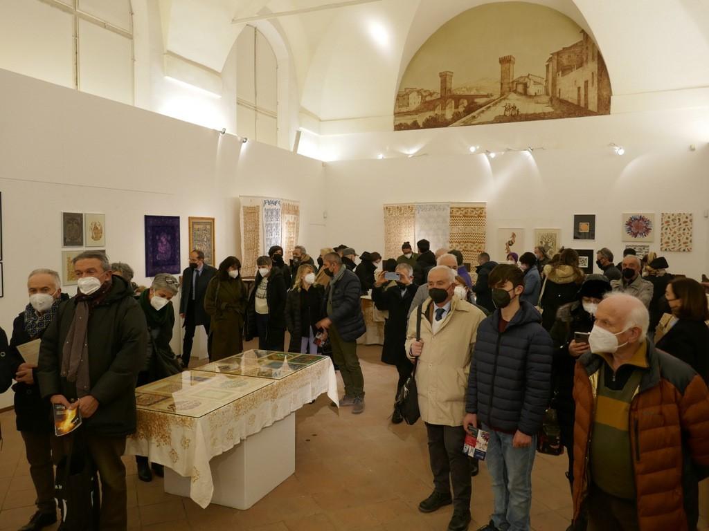 Pubblico nella mostra sulla xilografia alla Galleria della Molinella