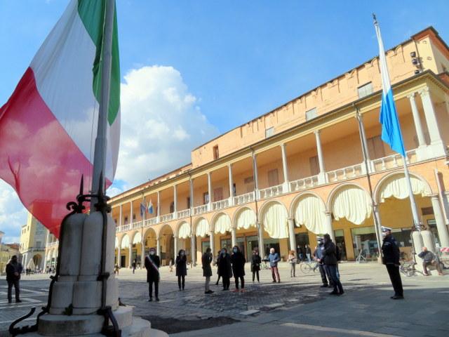 FAENZA.-Un-minuto-di-silenzio-per-le-vittime-del-Covid-19