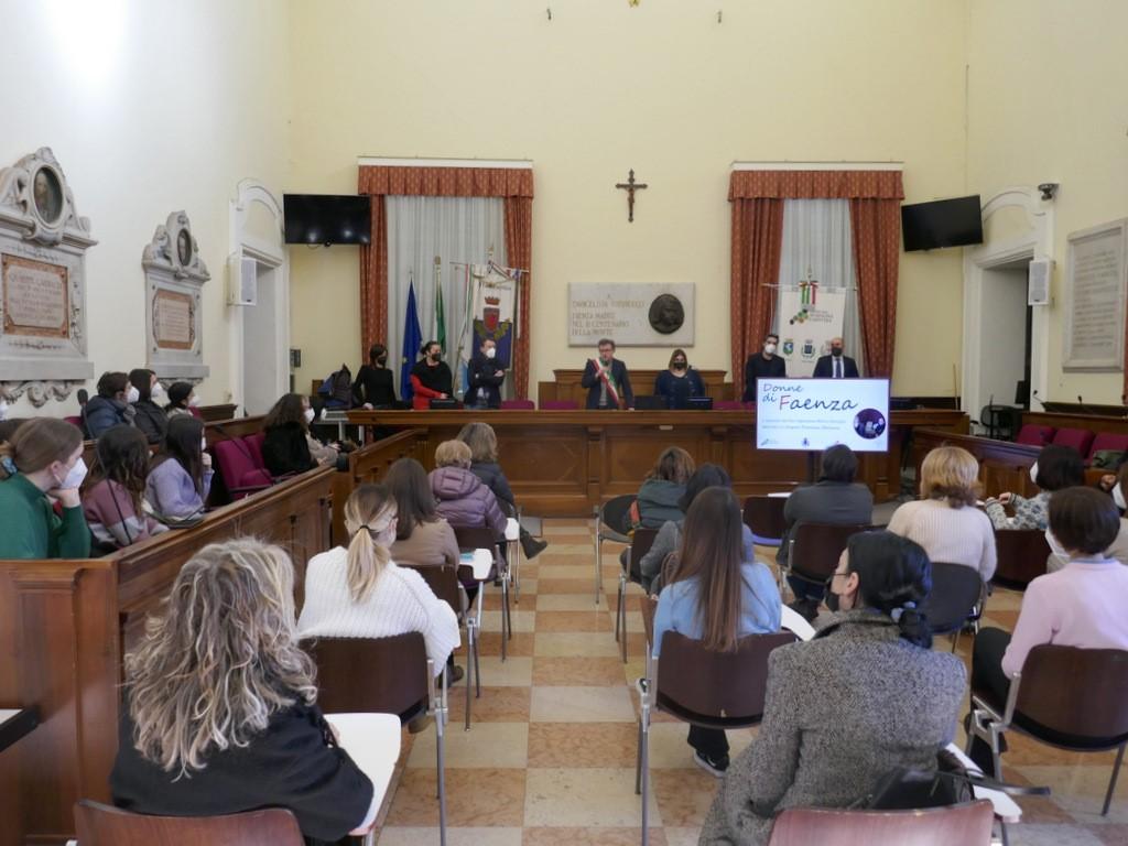 Una folta rappresentanza delle dipendenti all'incontro con il presidente dell’Unione, Massimo Isola