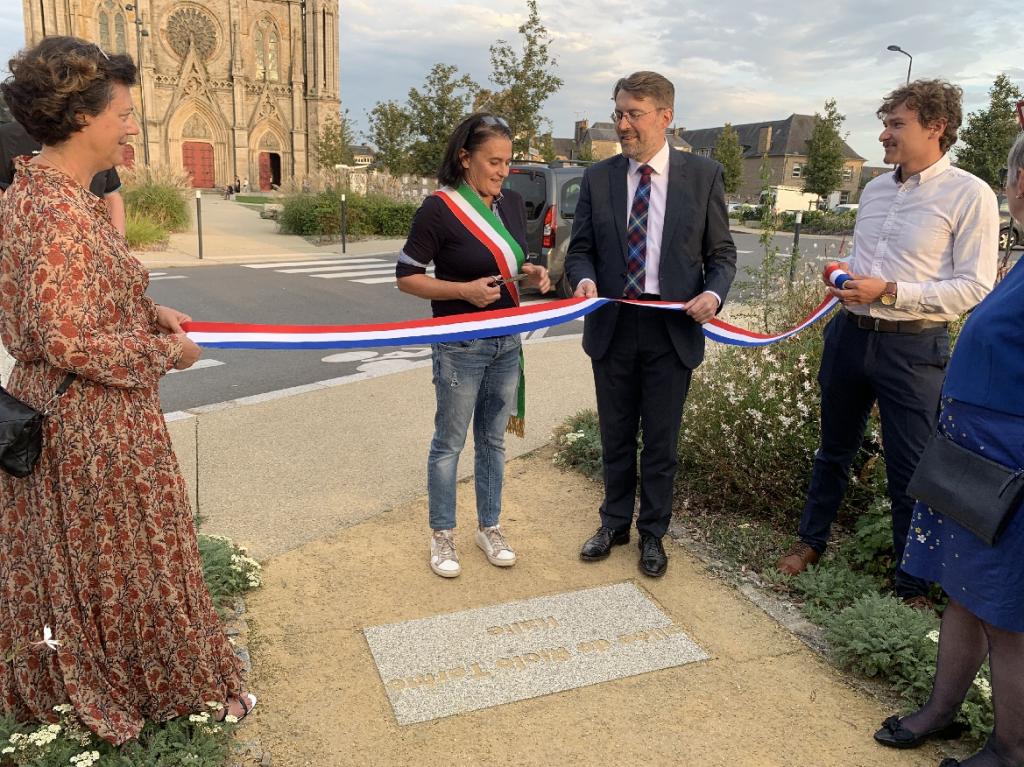 Il sindaco della città francese, David Nicholas, assieme alla sindaca Federica Malavolti tagliano il nastro per l'inaugurazione dell’allée